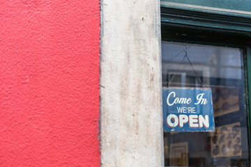 Come in we are open, Schild an einem Restaurant oder kleinem niedlichen Café in der Altstadt