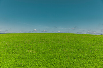 Grüner Hügel und Blauer Himmel