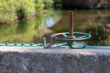 Lifting gear for irrigation ditch headgate