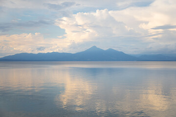 Fototapeta premium 磐梯山と猪苗代湖