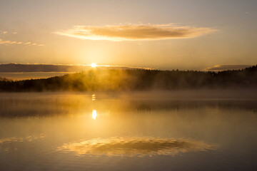 Kleine Wolke spiegelt sich, Sonnenaufgang, Nebel am See