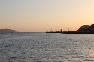 Fototapeta na wymiar 光り輝く日本の瀬戸内海の夕日と海