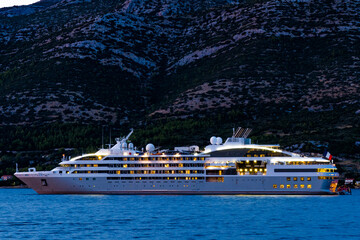 Luksusowy jacht u wybrzeża wyspy Korčula - obrazy, fototapety, plakaty