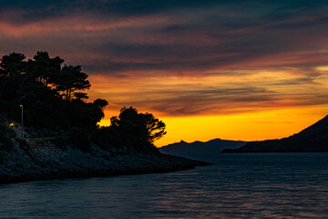 Zachód słońca na wyspie Korčula w Chorwacji - obrazy, fototapety, plakaty