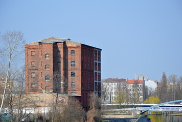 Fototapeta na wymiar Spandauer Schifffahrtkanal im Stadtteil Tiergarten, Berlin