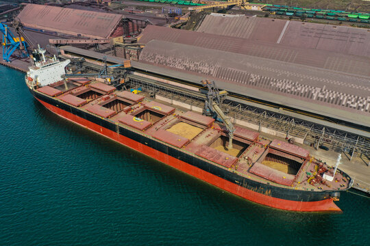 loading a large-capacity vessel with grain