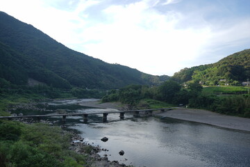 Fototapeta na wymiar Shimanto River Valley and Nagaoi Sinking bridge in Kochi, Shikoku, Japan - 日本 四国 高知 四万十川 長生沈下橋