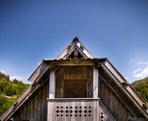 Traditionally built wooden house. Old wooden farmhouse.
Traditionell gebautes Holzhaus. Altes Bauernhaus aus Holz.