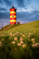 Fototapeta na wymiar Sonnenaufgang am Pilsumer Leuchtturm an der Nordseeküste