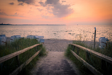 Obraz premium Sonnenuntergang in Scharbeutz an der Ostseeküste