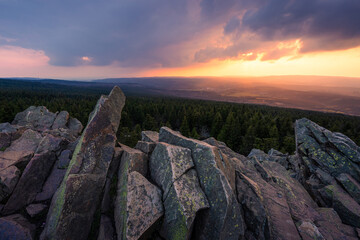 Die Harzer Wolfswarte zum Sonnenuntergang