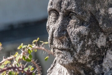 Fototapeta na wymiar Vecchia scultura in un cimitero di Havana Cuba