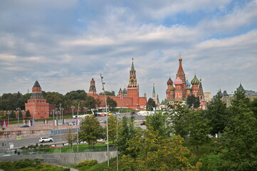 Obraz premium Autumn view of the Cathedral of the Intercession of the Most Holy Theotokos, which is on the Moat (St. Basil's Cathedral) and the towers of the Moscow Kremlin. Moscow, Russia