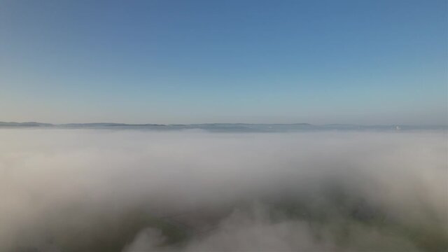 Morgennebel &uuml;ber der Ruhr bei Schwerte - Abstieg durch den Nebel, die Wolken