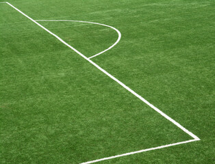 Obraz premium The geometric shapes drawn by the white lines of a football field.
