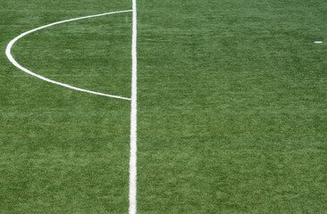 Obraz premium The geometric shapes drawn by the white lines of a football field.