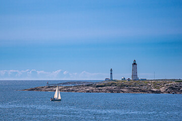 Blick von der Insel Merdø auf Leuchttürme vor der Stadt Arendal in Norwegen