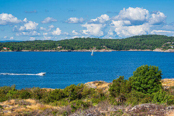 Landschaft mit Booten auf der Insel Merdø in Norwegen