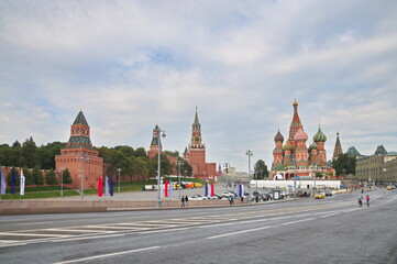 Obraz premium Moscow, Russia - September 12, 2021: View from the Big Moskvoretsky Bridge to the St. Basil's Cathedral and the towers of the Moscow Kremlin