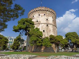 Fototapeta na wymiar Thessaloniki, White Tower at seafront, famous landmark of Greece. 