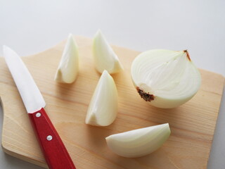 カッティングボードの上でくし切りになった玉ねぎ
