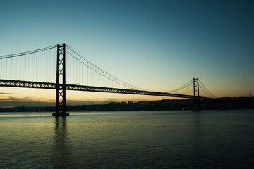Ponte 25 de Abril (Portugal) ao por do sol.  