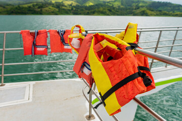 Chalecos salvavidas en las barandas de un Catamarán navegando por el lago Arenal en Costa Rica