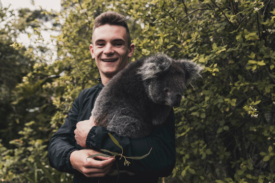 Homme portant un koala