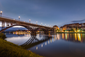 Żelazny most nad rzeką w Mariborze wieczorem