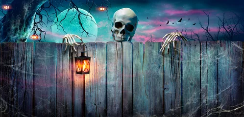 Foto op Plexiglas Halloween - Skelet met lantaarn op houten spandoek in de nacht © Romolo Tavani