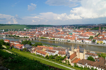 Obraz premium a beautiful cityscape of Wurzburg with Old Main Bridge on a sunny spring day 