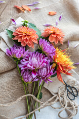 Blumenstrauß mit Dahlien lila, pink, orange 