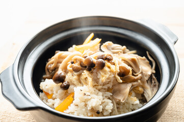 土鍋で炊いたきのこの炊込みご飯