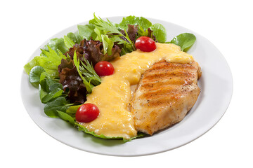 Peito de frango grelhado com creme de milho e salada de folhas verdes e tomate cereja, em fundo branco para recorte.