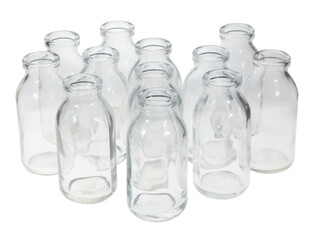 Kleine durchsichtige Glasflaschen vor weißem Hintergrund.