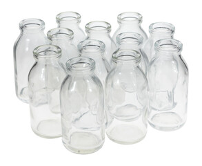 Kleine durchsichtige Glasflaschen vor weißem Hintergrund.