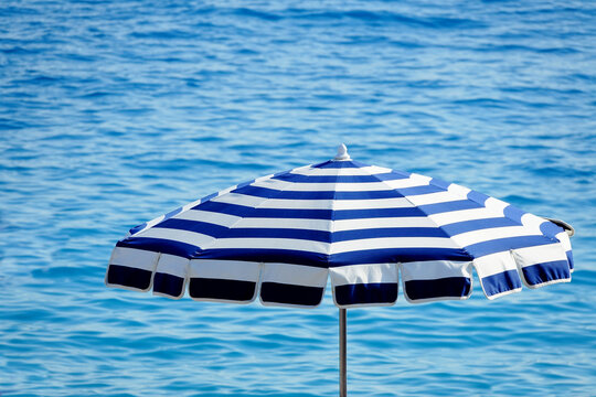 Photographie de plage, avec un ombrelle et la mer m&eacute;diterran&eacute;e, &agrave; Nice, C&ocirc;te d'Azur, France