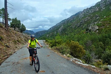 Fototapeta premium Corsica-view of the cyclist on the way in pass Restonica