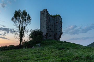 Obraz premium Torre de Peñerudes, receiving the sunset and the night with the moon!