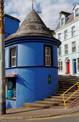 Fototapeta na wymiar Blue building in Cobh