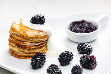 pancakes with blackberries and cream