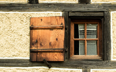 Fenêtre de maison traditionnelle comtoise à Nancray, Doubs, France