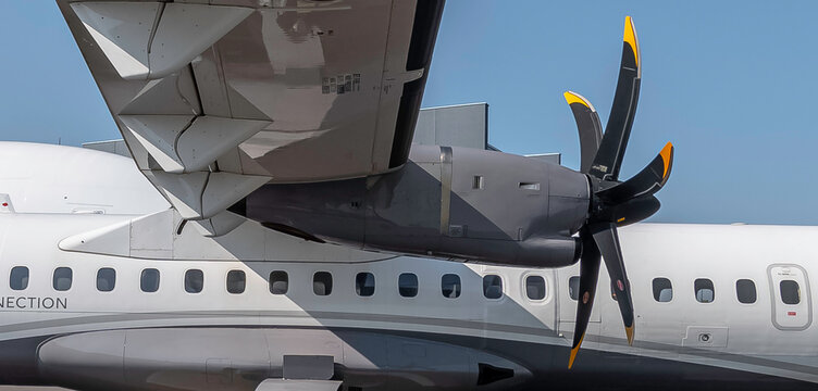  Avion de ligne ATR 72-600 &agrave; Toulouse, France le 21 juillet 2021.	
