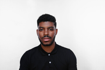 Obraz premium Handsome muscular black man looking at the camera, posing at the studio.