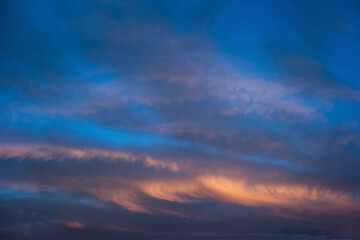 ciel d'un coucher de soleil avec des nuages