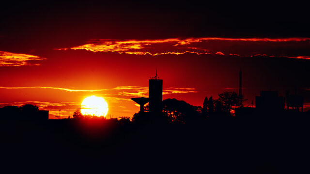 Nascer do sol na paisagem urbana com o c&eacute;u colorido em tons de amarelo e vermelho na cidade de S&atilde;o Carlos S&atilde;o Paulo