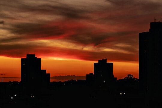 Anoitecer sobre a cidade de S&atilde;o Carlos S&atilde;o Paulo com as nuvens do c&eacute;u num padr&atilde;o colorido de magenta, laranja e amarelo