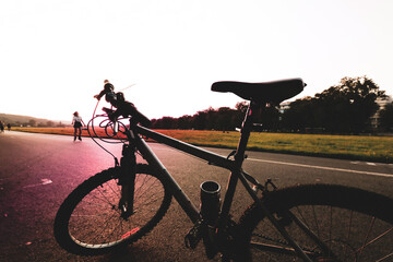 Rower na szlaku rowerowym podczas opoczynku rowerzysty - obrazy, fototapety, plakaty