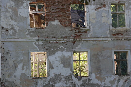 Fototapeta Stary rozwalający się dom z cegły w promieniach słońca. 