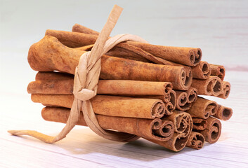 Molho de paus de canela atados por uma cordel